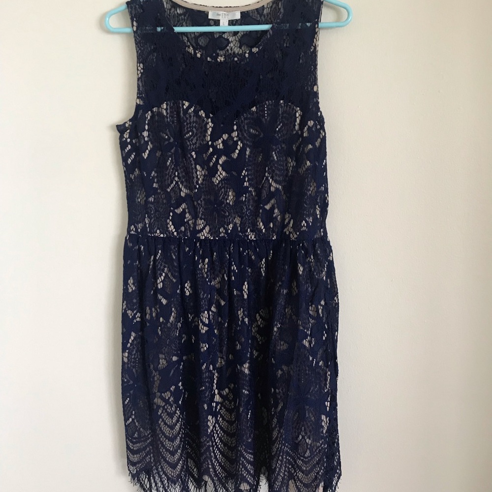 Navy lace cocktail dress 💃